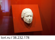 Посмертная маска С. Есенина. Экспозиция, рассказывающая о жизни и творчестве С. А. Есенина, расположена в здании научно-культурного центра музея. Село Константиново, Рязанская область (2022 год). Редакционное фото, фотограф Сергей Афанасьев / Фотобанк Лори