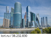Башни Московского международного делового центра (ММДЦ) "Москва-Сити" и жилой комплекс Capital Towers. Москва, Россия (2022 год). Редакционное фото, фотограф Елена Коромыслова / Фотобанк Лори
