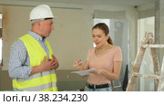 Portrait of perplexed man builder and annoyed gesturing woman, conflict between female architect and contractor at construction site of house being renovated. Стоковое видео, видеограф Яков Филимонов / Фотобанк Лори