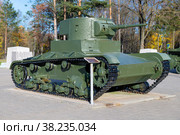 Т-26 - советский легкий танк периода Второй мировой войны крупным планом солнечным октябрьским днем. Экспозиция музея "Прорыв". Кировск, Ленинградская область (2022 год). Редакционное фото, фотограф Виктор Карасев / Фотобанк Лори