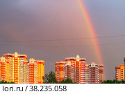 Город Балашиха. МКР 1Мая. Новостройки на фоне радуги на ними (2021 год). Стоковое фото, фотограф Зобков Юрий / Фотобанк Лори
