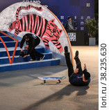 Международный фестиваль экстремального спорта Grand Skate Tour 2022 на ВДНХ в городе Москве. Финал соревнований по скейтбордингу среди мужчин.  Спортсмен из Болгарии Атанасов Мартин упал при выполнении трюка. Редакционное фото, фотограф Наталья Николаева / Фотобанк Лори