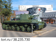 Тяжелый советский танк КВ-1 на фоне здания музея "Прорыв блокады Ленинграда" октябрьским днем. Кировск, Ленинградская область (2022 год). Редакционное фото, фотограф Виктор Карасев / Фотобанк Лори