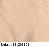Текстура бежевой флисовой ткани со складками. The texture of beige fleece fabric with pleats. Стоковое фото, фотограф Марина Шабардина / Фотобанк Лори