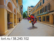 Продавец воздушных шаров (2015 год). Редакционное фото, фотограф Старостин Сергей / Фотобанк Лори