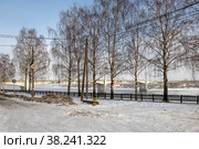 Савеловский мост через Волгу в городе Кимры Тверской области, Россия. Вид с набережной Фадеева в зимний день. Архитектура, здания и живописная природа. Пейзаж Кимр (2021 год). Стоковое фото, фотограф Pukhov K / Фотобанк Лори