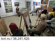 Балашиха картинная галерея мастерклас художника Рины Гри (2022 год). Редакционное фото, фотограф Дмитрий Неумоин / Фотобанк Лори