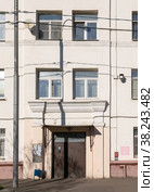 Москва, СВАО, микрорайон Марфино, улица Кашёнкин Луг, 2 строение 1. Индивидуальный проект. Год постройки 1941. Подъезд дома, включенного в Программу реновации и подлежащего расселению и сносу (2022 год). Стоковое фото, фотограф Наталья Николаева / Фотобанк Лори
