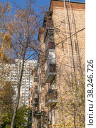 Москва, СВАО, микрорайон Марфино, улица Кашёнкин Луг. Дом 9 (типовая серия II-28) на фоне нового жилого квартала. Дом включен в программу реновации (2022 год). Стоковое фото, фотограф Наталья Николаева / Фотобанк Лори