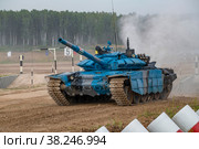 Танк Т-72Б3 в голубой окраске команды Абхазии на трассе танкового биатлона. Международные военные игры, Алабино (2022 год). Редакционное фото, фотограф Виктор Карасев / Фотобанк Лори