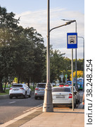 Стоянка такси на улице Дыбенко около метро Ховрино. Москва (2020 год). Редакционное фото, фотограф Алёшина Оксана / Фотобанк Лори