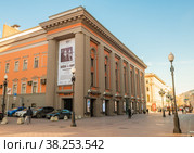 Здание Государственного академического театра имени Евгения Вахтангова в солнечный осенний день. Улица Арбат, 26. Москва. Россия (2022 год). Редакционное фото, фотограф E. O. / Фотобанк Лори