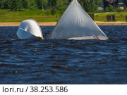 Яхта перевернулась, легла. Мини яхты в подмосковье (2013 год). Редакционное фото, фотограф Chudakov_Ivan / Фотобанк Лори