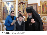 Епископ Балашихинский и Орехово-Зуевский Николай в Казанском храме города Павловского Посада наградил матушек священнослужителей, имеющих пятерых и более детей (2022 год). Редакционное фото, фотограф Дмитрий Неумоин / Фотобанк Лори