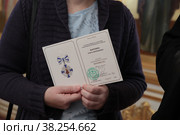 Епископ Балашихинский и Орехово-Зуевский Николай в Казанском храме города Павловского Посада наградил матушек священнослужителей, имеющих пятерых и более детей (2022 год). Редакционное фото, фотограф Дмитрий Неумоин / Фотобанк Лори