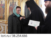 Епископ Балашихинский и Орехово-Зуевский Николай в Казанском храме города Павловского Посада наградил матушек священнослужителей, имеющих пятерых и более детей (2022 год). Редакционное фото, фотограф Дмитрий Неумоин / Фотобанк Лори