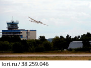 Посадка планера MDM-1 Fox на аэродроме в Жуковском во время Международного авиационно-космического салона МАКС-2021. Редакционное фото, фотограф Free Wind / Фотобанк Лори