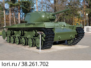 Тяжелый советский танк КВ-1С крупным планом октябрьским днем. Музей "Прорыв блокады Ленинграда". Кировск, Ленинградская область (2022 год). Редакционное фото, фотограф Виктор Карасев / Фотобанк Лори