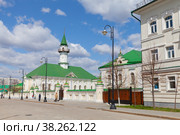 Street view with the Marcani Mosque. Kazan (2022 год). Редакционное фото, фотограф EugeneSergeev / Фотобанк Лори