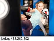 Blonde woman punchbag in gym. Стоковое фото, фотограф Яков Филимонов / Фотобанк Лори