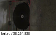 The process of cutting a concrete wall. The round disc cuts concrete. Sparks fly from the intense heat. Construction and redevelopment. Стоковое видео, видеограф Дина Дамоцева / Фотобанк Лори