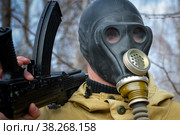 Солдат с автоматом и противогазе, крупный план. Стоковое фото, фотограф Виталий Михайлюк / Фотобанк Лори