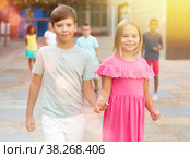 Boy and girl walking together hand in hand. Стоковое фото, фотограф Яков Филимонов / Фотобанк Лори