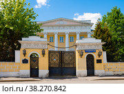 Ворота и главный дом городской усадьбы Клаповских. Улица Гончарная, дом 16, строение 1. Москва. Россия (2022 год). Редакционное фото, фотограф E. O. / Фотобанк Лори