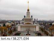 Вид сверху на здание Павильона №1 "Центральный" (Дом народов СССР) на ВДНХ в городе Москве, Россия (2022 год). Редакционное фото, фотограф Николай Винокуров / Фотобанк Лори