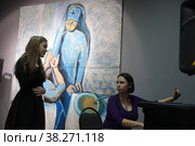 Ночь музеев в Балашихинской картинной галерее, Ксения Гирина репетирует с воспитанницей (2022 год). Редакционное фото, фотограф Дмитрий Неумоин / Фотобанк Лори