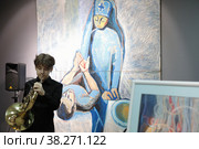 Ночь музеев в Балашихинской картинной галерее, мальчик трубач (2022 год). Редакционное фото, фотограф Дмитрий Неумоин / Фотобанк Лори