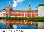 Николо-Пешношский монастырь и пруд перед стенами монастыря (2021 год). Стоковое фото, фотограф Pukhov K / Фотобанк Лори