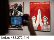 Посетитель в зале выставки "Украина. На переломах эпох", приуроченной к празднованию Дня народного единства, в ЦВЗ "Манеж" города Москвы, Россия (2022 год). Редакционное фото, фотограф Николай Винокуров / Фотобанк Лори