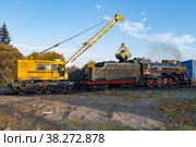 Железнодорожный кран КЖ-462 "Первомаец" загружает углем старый советский  паровоз серии "Л" (Л-4429, Лебедянка) октябрьским утром. Станция Сортавала (2021 год). Редакционное фото, фотограф Виктор Карасев / Фотобанк Лори