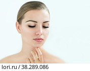 Лицо красивой молодой женщины с чистой кожей, длинными ресницами и легким макияжем. Молодая женщина ухаживает за своей кожей. Уход за кожей и красота. Стоковое фото, фотограф Юлия Тарасова / Фотобанк Лори