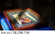 Icon of the Mother of God in the direct sunlight in the Orthodox Church. Стоковое видео, видеограф Константин Шишкин / Фотобанк Лори