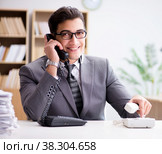 Helpdesk operator talking on phone in office. Стоковое фото, фотограф Elnur / Фотобанк Лори