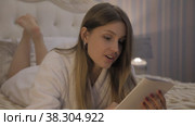 Girl actress of Slavic appearance in white shirt shows her emotions. Стоковое видео, видеограф Aleksandr Golubev / Фотобанк Лори