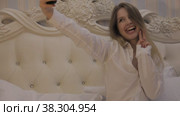 Girl actress of Slavic appearance in white shirt shows her emotions. Стоковое видео, видеограф Aleksandr Golubev / Фотобанк Лори