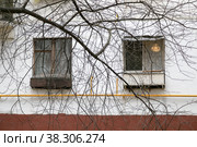 Москва, СВАО, микрорайон Марфино, улица Академика Комарова, 5Б. Два окна с уличными "холодильниками"-ящиками на подоконнике на первом этаже старого панельного дома (типовая серия I-515), предназначенного под снос в рамках городской программы реновации (2022 год). Стоковое фото, фотограф Наталья Николаева / Фотобанк Лори