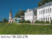 Великий Устюг. Здания на берегу реки Сухоны и церковь Илии Пророка (2010 год). Стоковое фото, фотограф Михаил Марковский / Фотобанк Лори