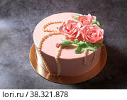 Красивый розовый торт украшенный бусинками и розами на темном фоне. Стоковое фото, фотограф Яна Королёва / Фотобанк Лори
