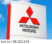Mitsubishi logo on a sign outside the car or automotive dealership (2016 год). Редакционное фото, фотограф FotograFF / Фотобанк Лори
