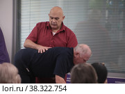 Сергей Михайлович Бубновский тестирует костно-мышечную систему пациента (2022 год). Редакционное фото, фотограф Дмитрий Неумоин / Фотобанк Лори