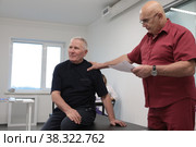 Сергей Михайлович Бубновский тестирует костно-мышечную систему  пациента в медицинском центре Бубновского в Балашихе (2022 год). Редакционное фото, фотограф Дмитрий Неумоин / Фотобанк Лори
