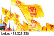 Flags of the party Fair Russia against the sky (2018 год). Редакционное фото, фотограф FotograFF / Фотобанк Лори