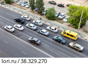 Cars are moving along the city street. View from above (2016 год). Редакционное фото, фотограф FotograFF / Фотобанк Лори
