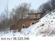 Пасмурный февральский день у старинного капонира артиллерийского форта "Зверев" (Северный форт № 4). Кронштад, Россия (2019 год). Стоковое фото, фотограф Виктор Карасев / Фотобанк Лори