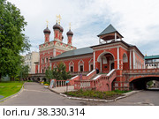 Церковь Преподобного Сергия Радонежского с трапезной. Высоко-Петровский монастырь. Москва (2019 год). Стоковое фото, фотограф Александр Щепин / Фотобанк Лори