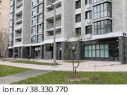 Москва, район Марфино, улица Академика Комарова, 11г. Новый современный дом, построенный для переселения людей из ветхого жилья, уже заселен (2022 год). Редакционное фото, фотограф Наталья Николаева / Фотобанк Лори
